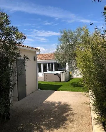 Hébergement de vacances Charmante Maison Avec Jacuzzi.